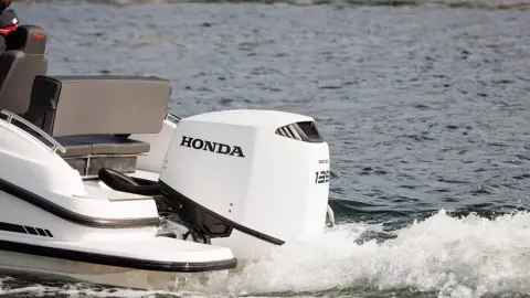 Par på båt med Honda BF135-motorer.