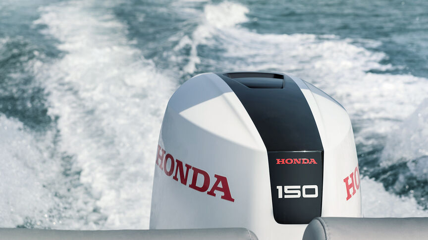 Ett par på en båt med en Honda BF115-motor. 