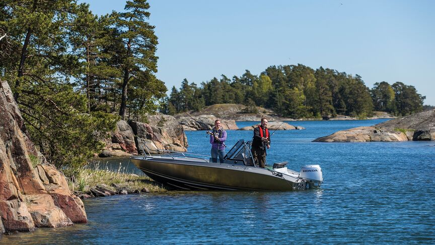 Man på en Honwave-båt med en Honda BF-motor. 